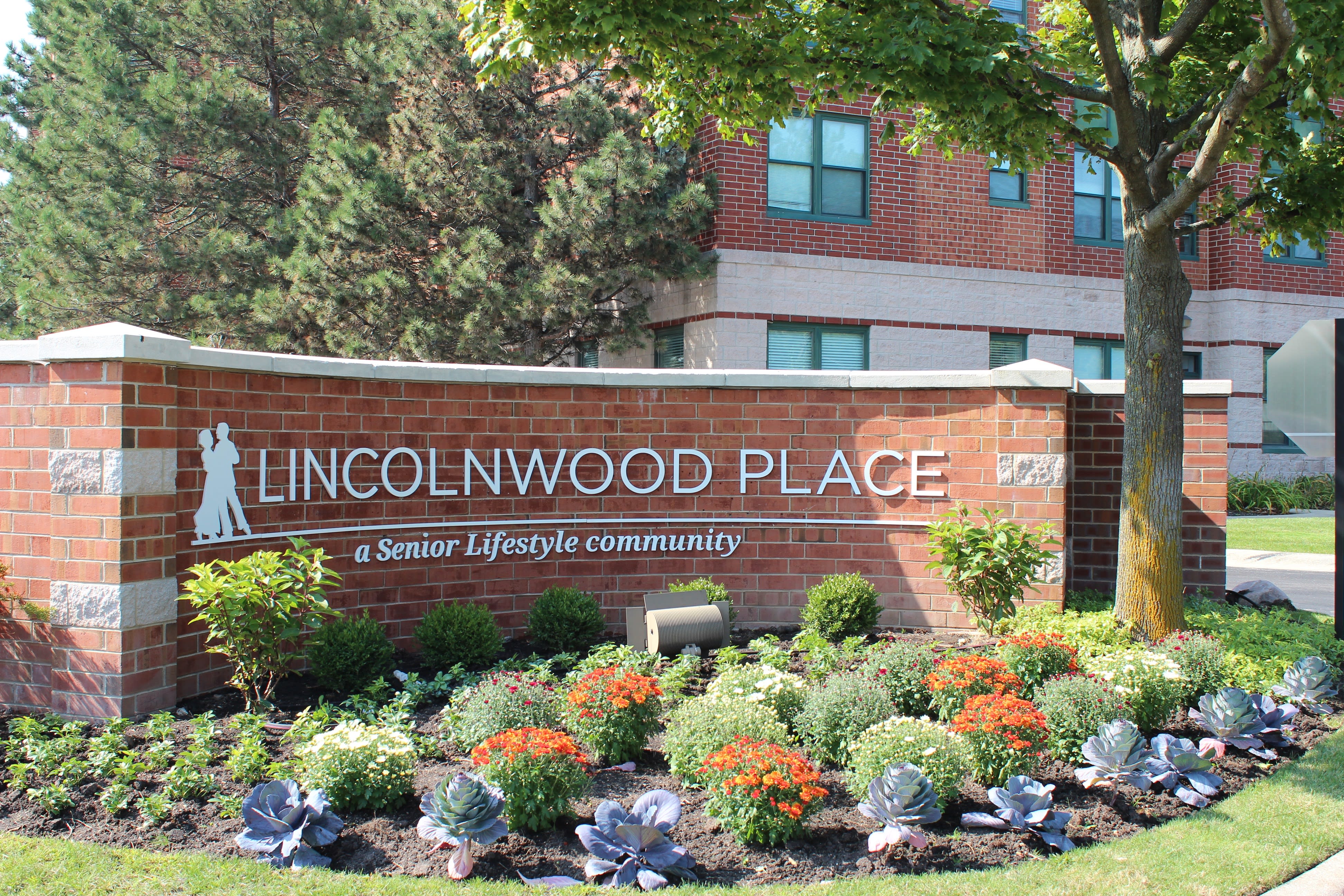 Lincolnwood Place community exterior