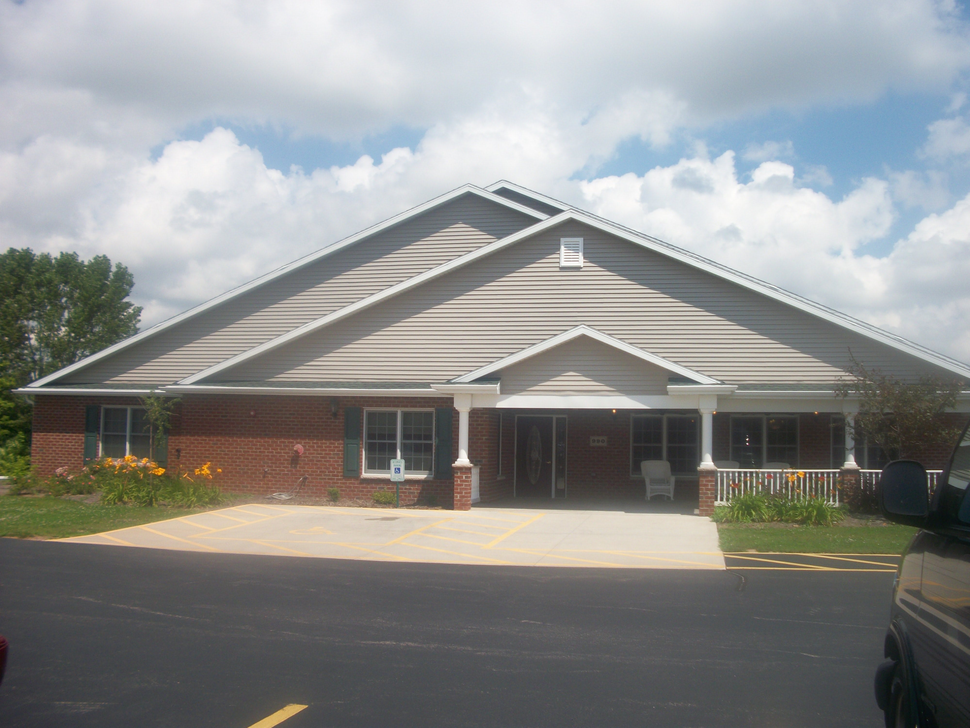 Matthews of Neenah community entrance