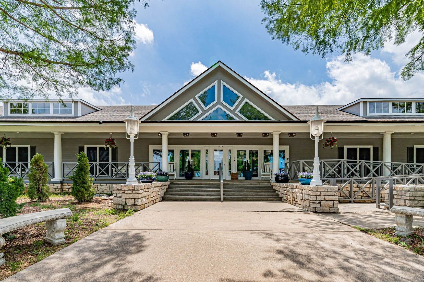 Silver Leaf Assisted Living Reba McEntire community exterior