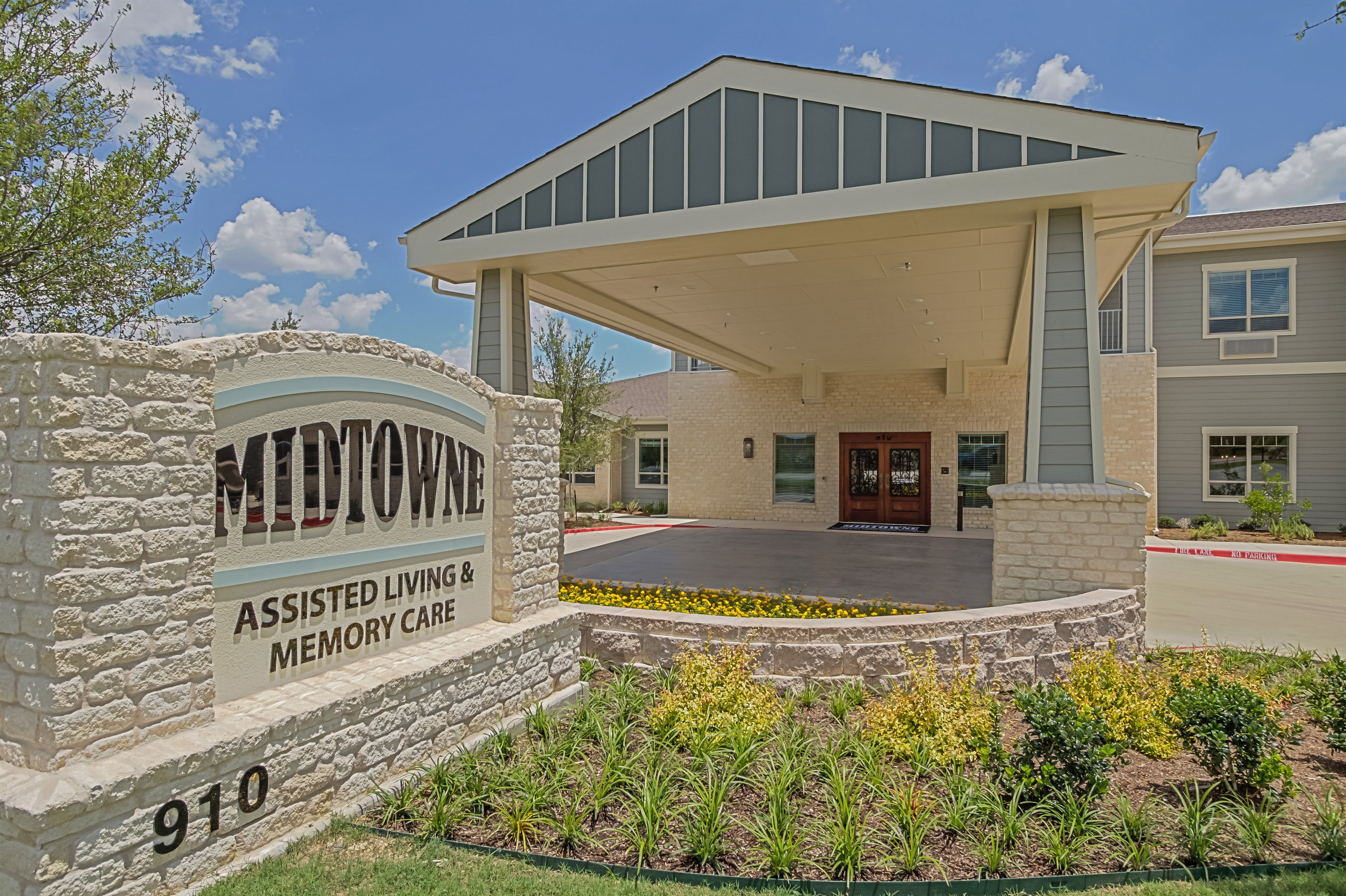 Midtowne Assisted Living and Memory Care outdoor common area