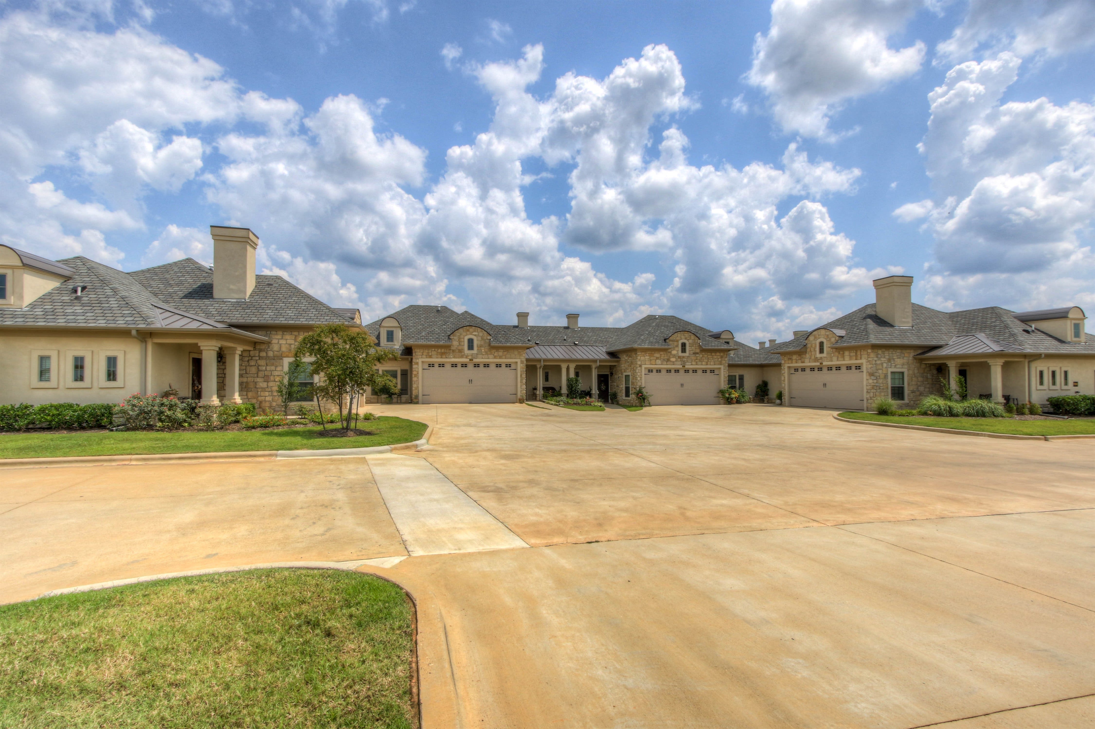 Arabella of Longview outdoor common area