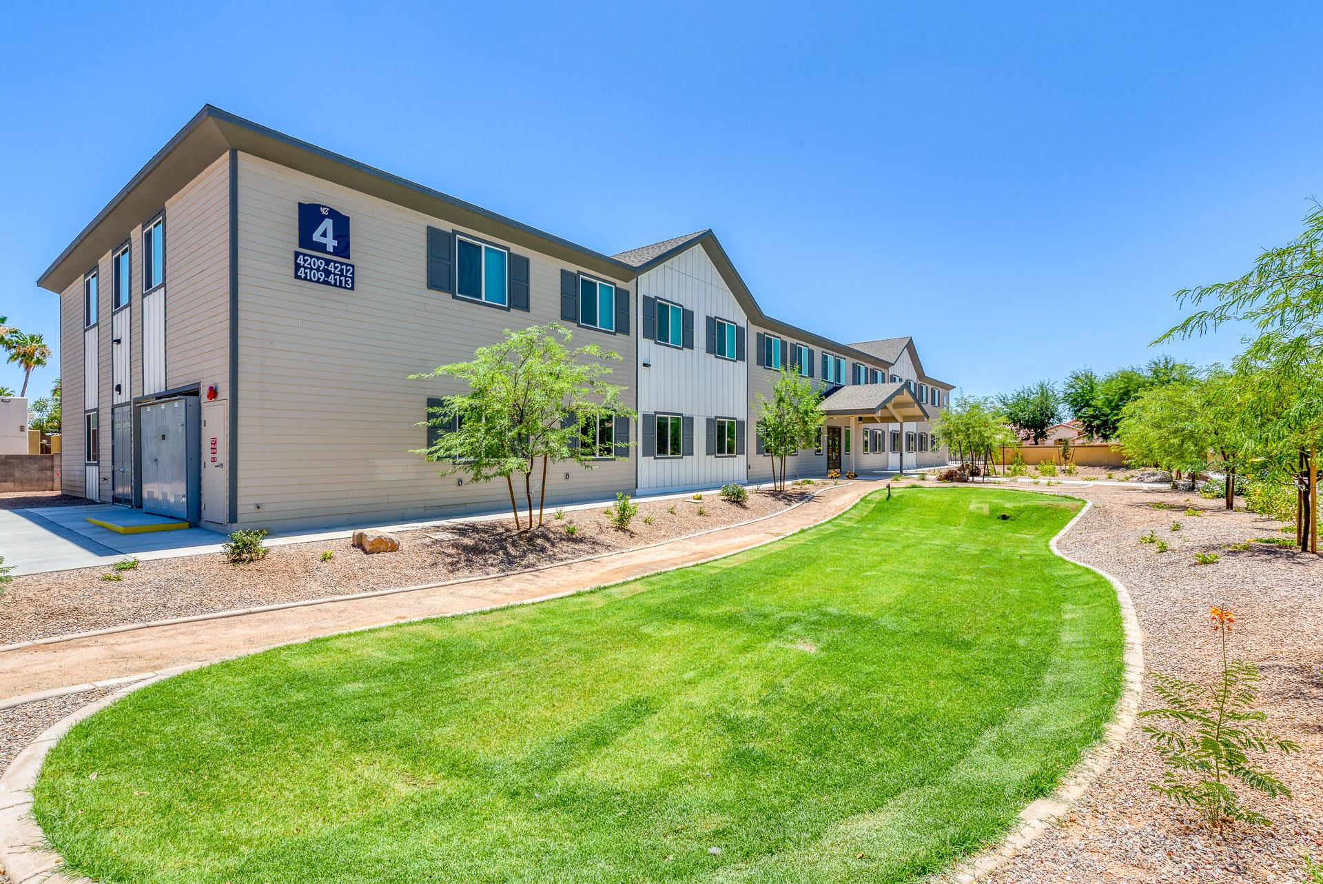 Pacifica Senior Living Paradise Valley outdoor common area