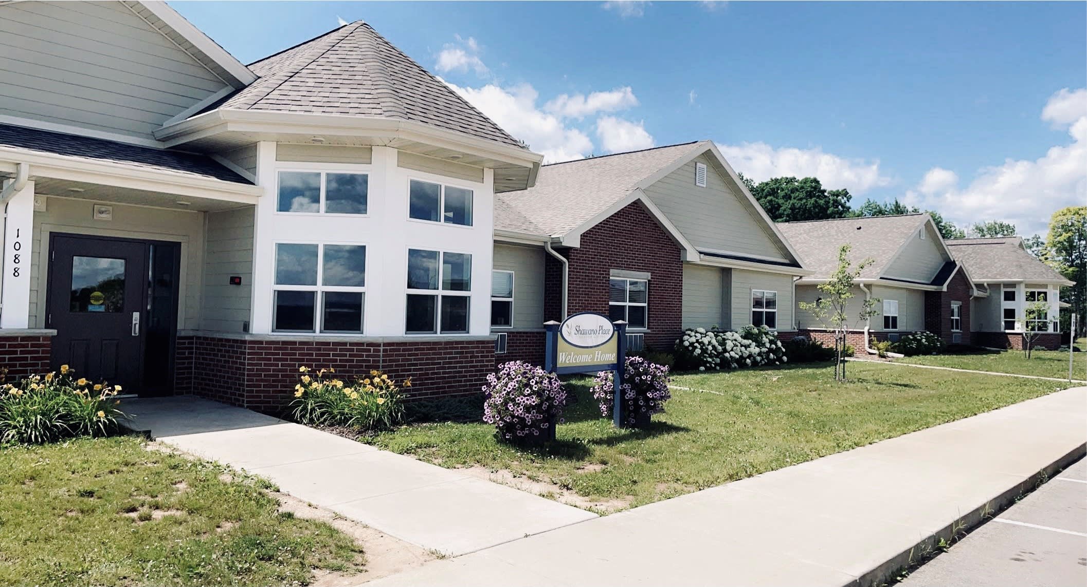 Shawano Place Senior Living outdoor common area