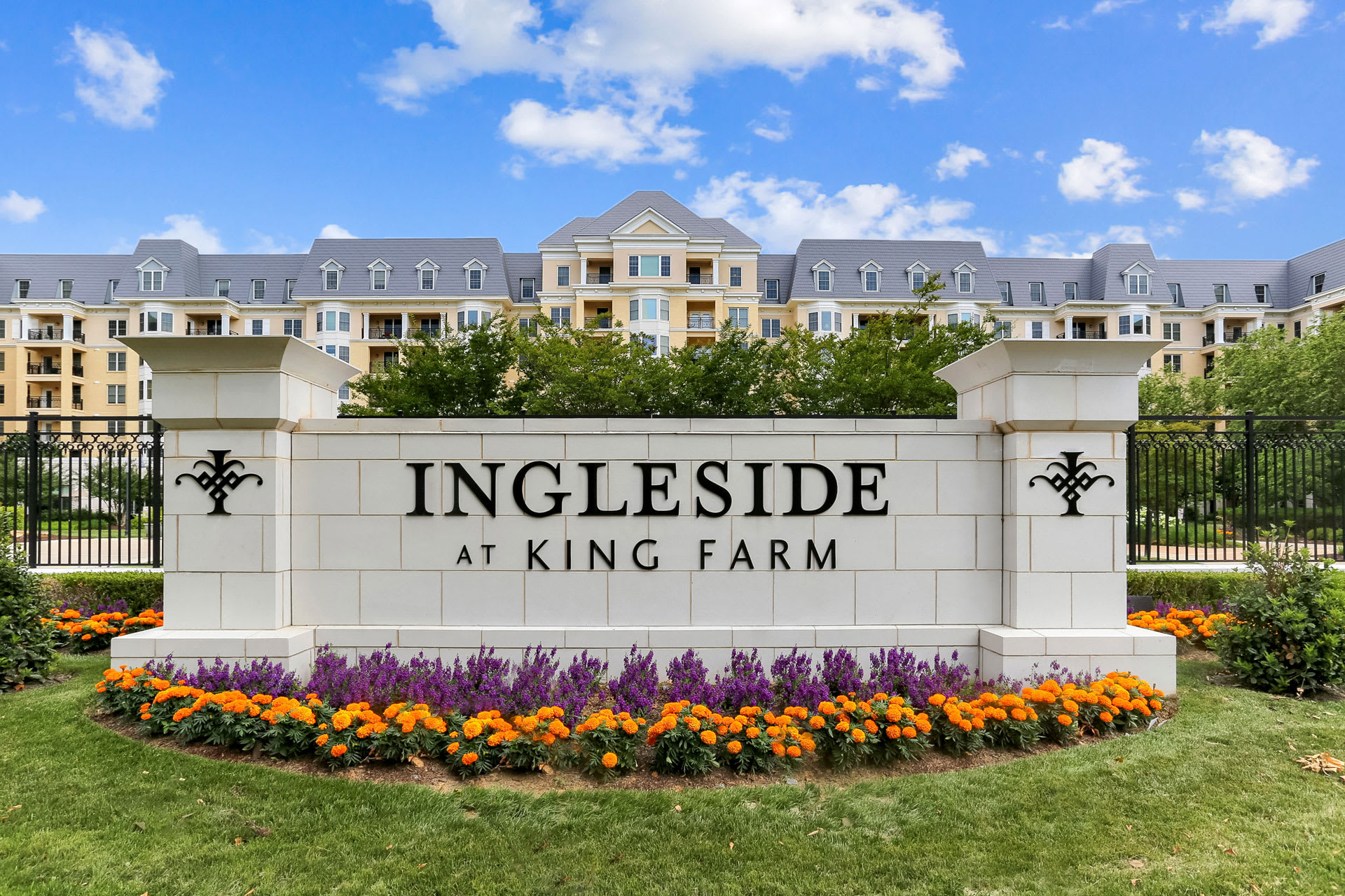 Ingleside at King Farm, a CCRC outdoor common area