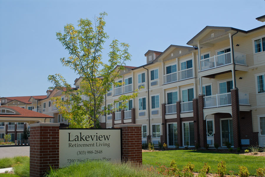 Lakeview Senior Living outdoor common area