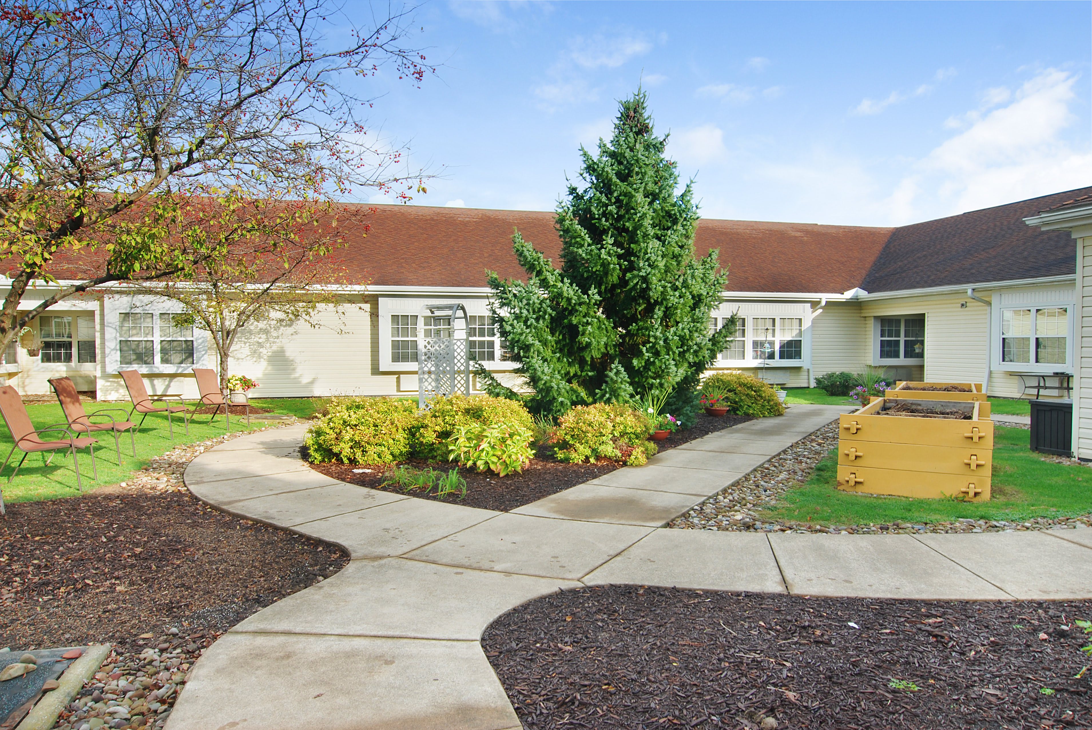 Broadway Creek Senior Living outdoor common area