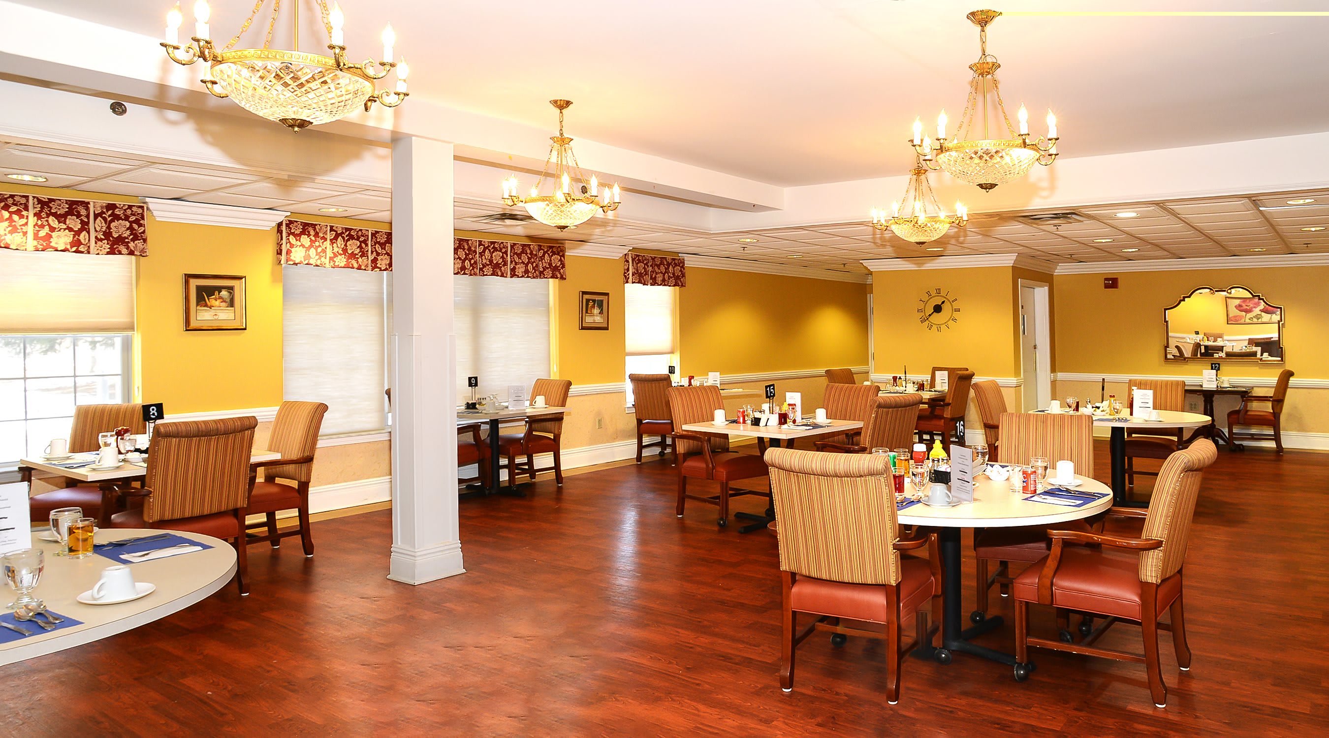 Oxford Crossings dining room