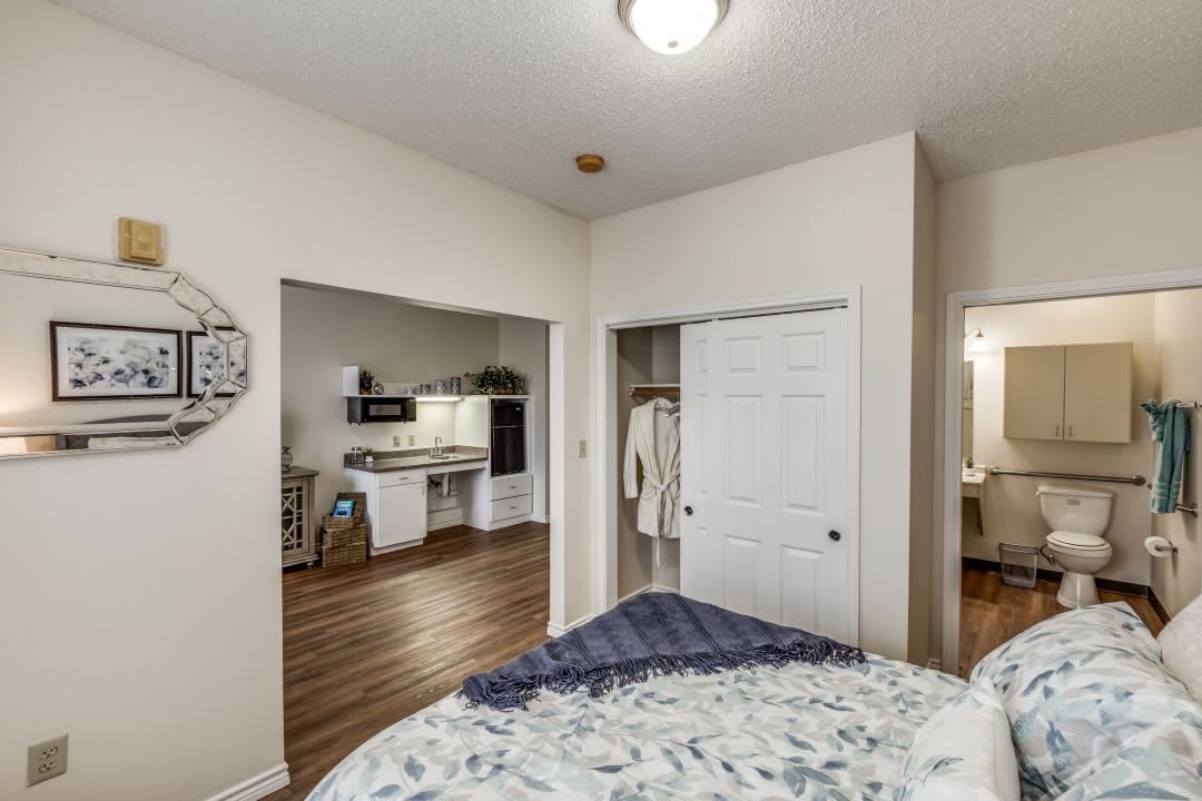 Cambridge Court bedroom