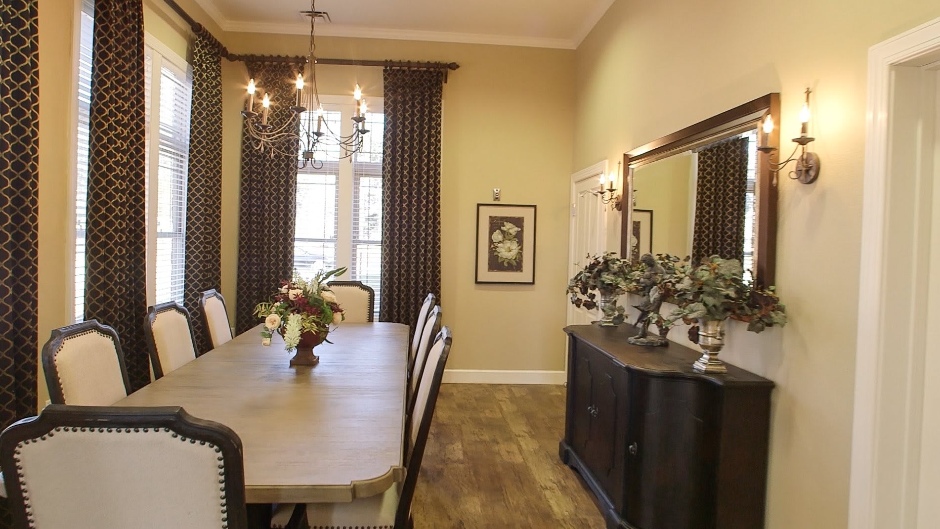 Colonial Gardens Transitional Assisted Living and Memory Care dining room