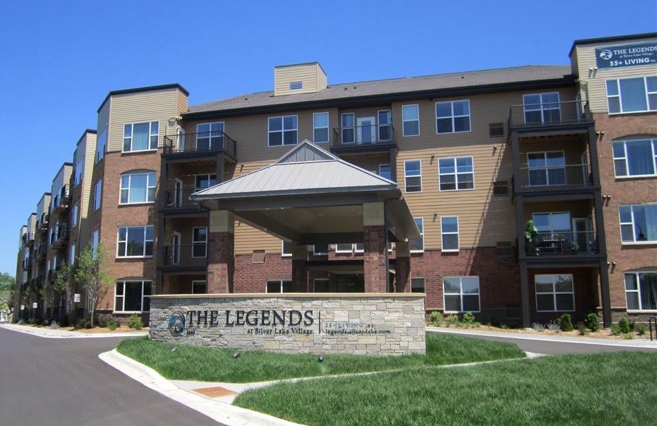 Legends at Silver Lake outdoor common area