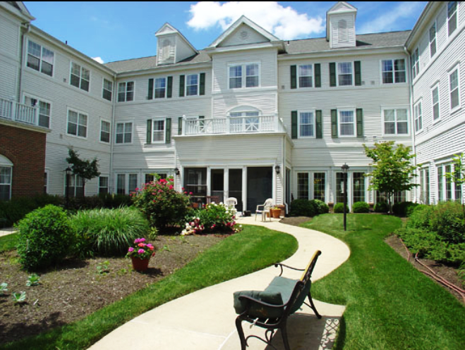 Charter Senior Living of Edgewood outdoor common area