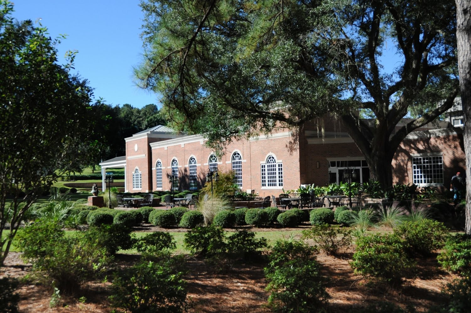Westminster Oaks, a CCRC outdoor common area