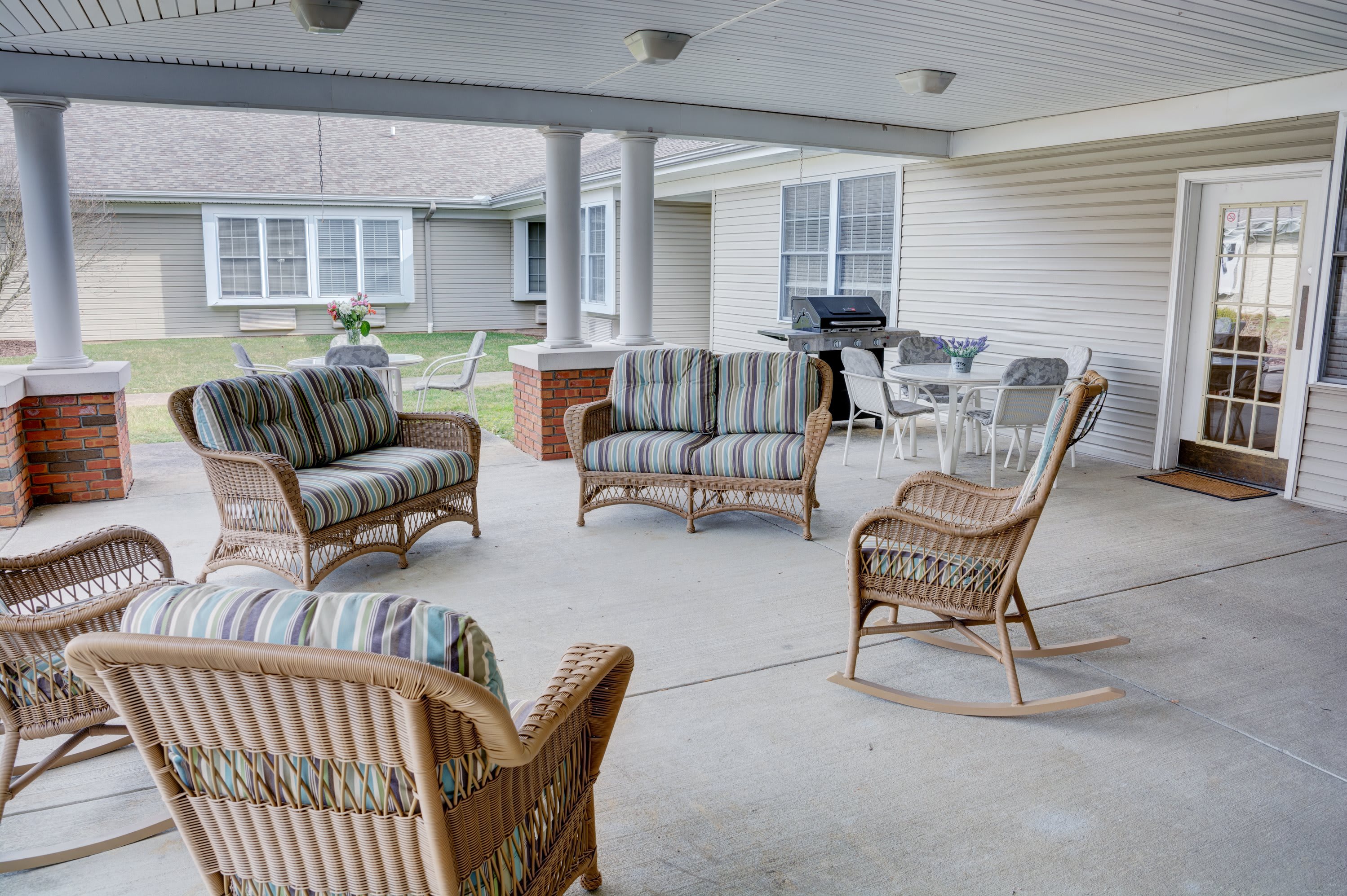 Vista Veranda outdoor common area