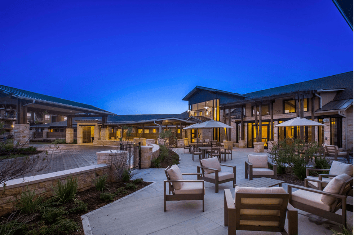 Avanti Senior Living at Towne Lake patio