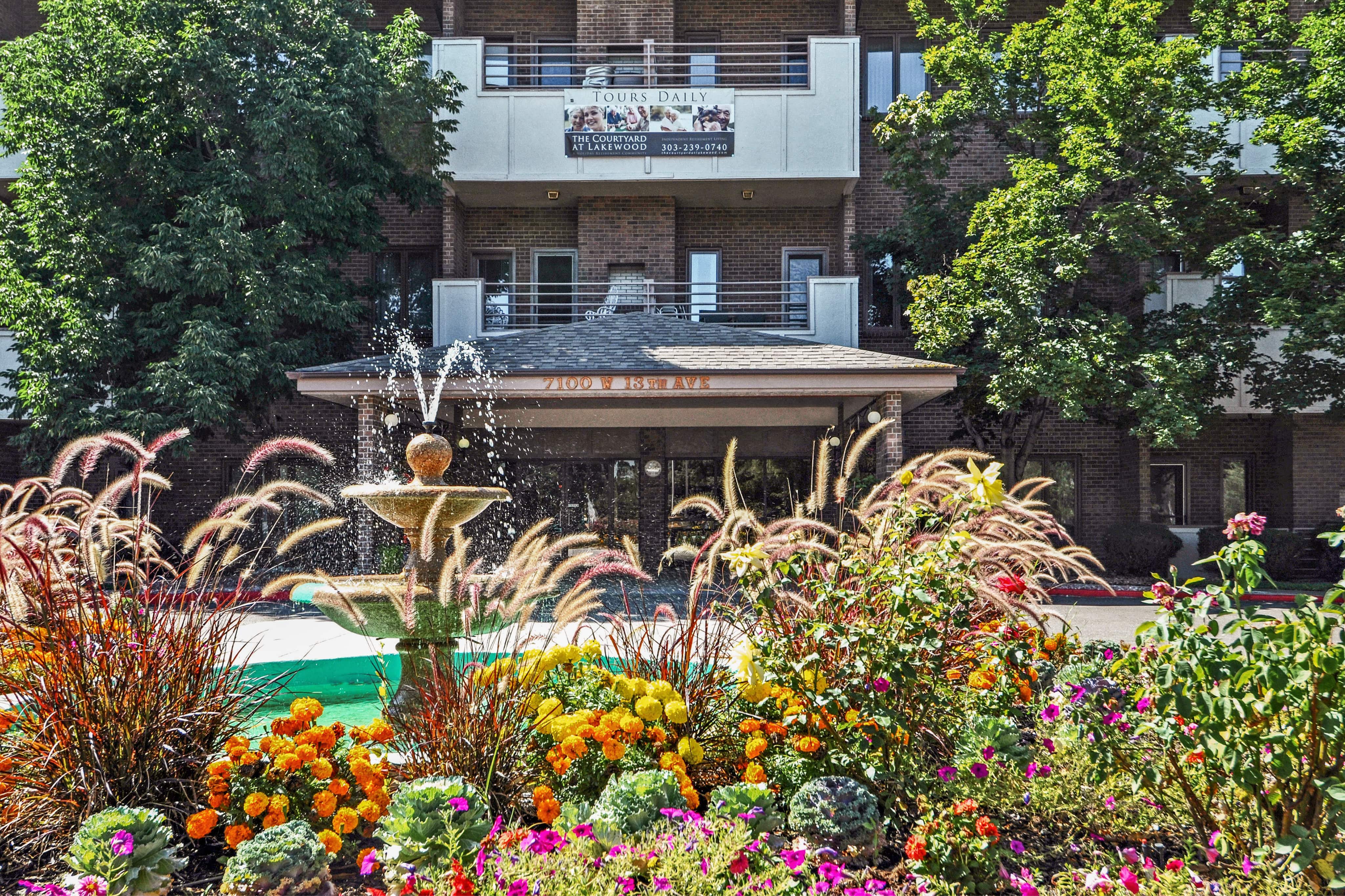 Holiday The Courtyard At Lakewood community exterior