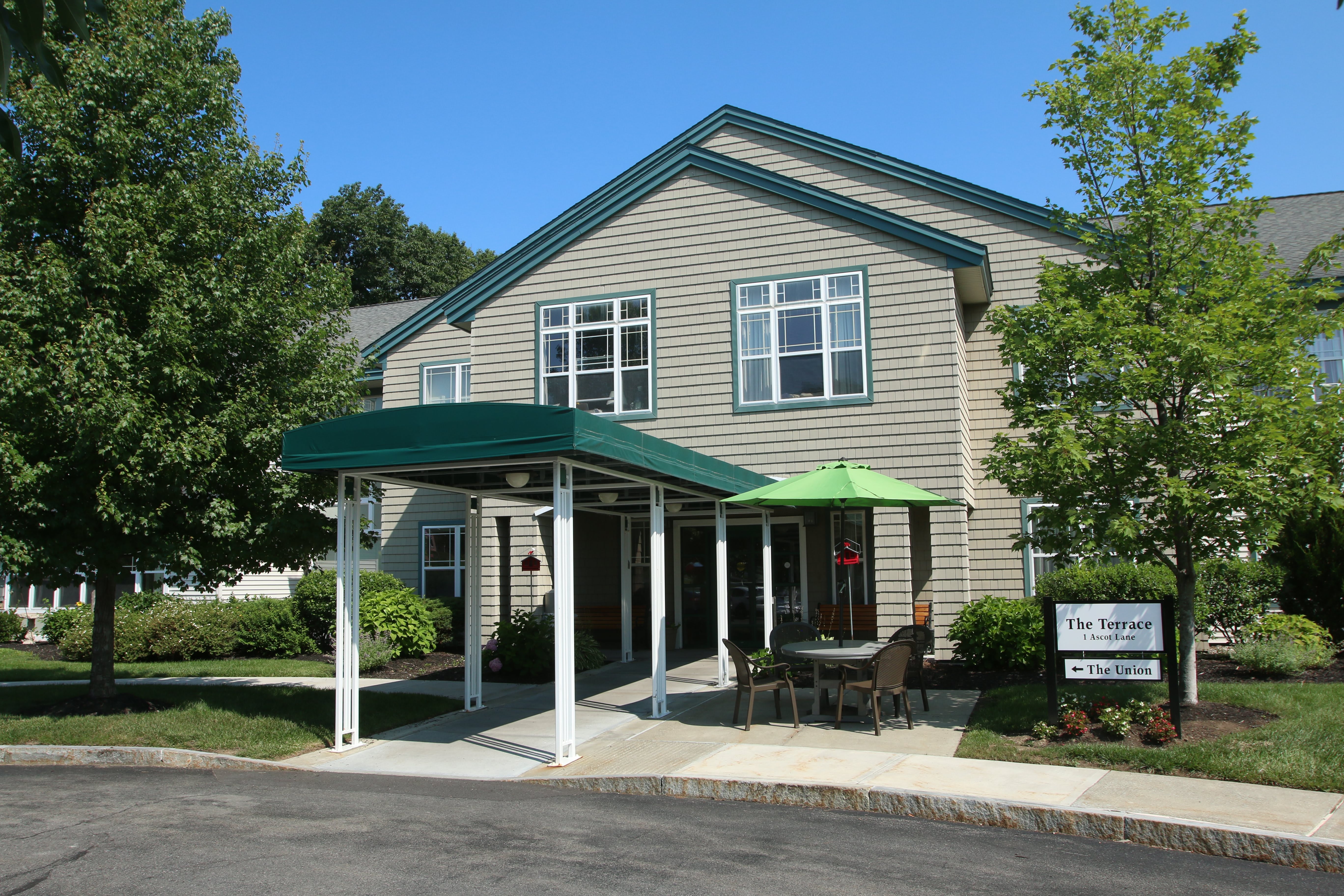 The Terrace at Glen Eddy outdoor common area