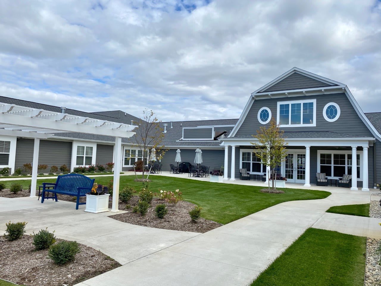 Cascade Trails Senior Living outdoor common area