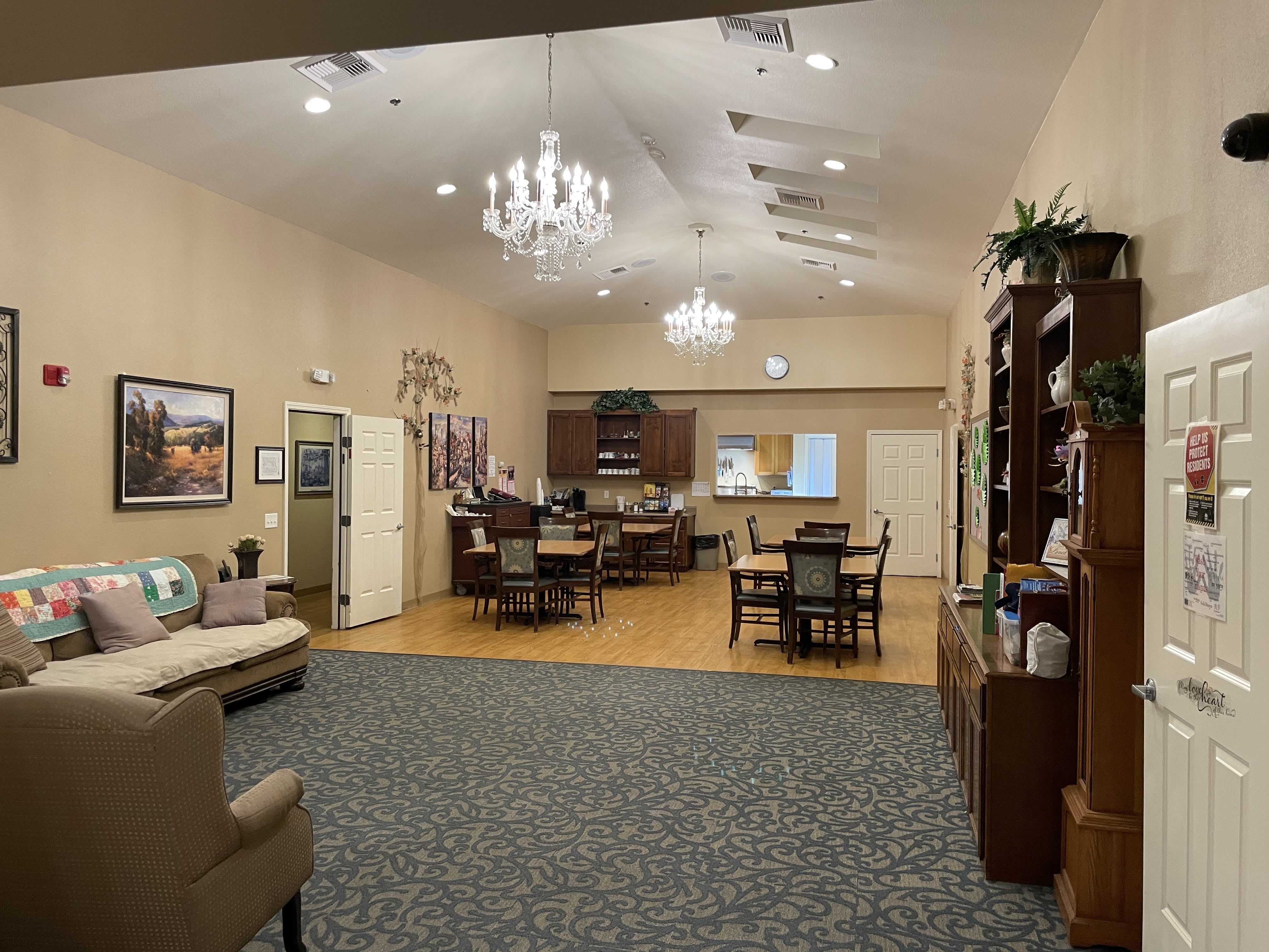 Roseleaf Senior Care indoor common area
