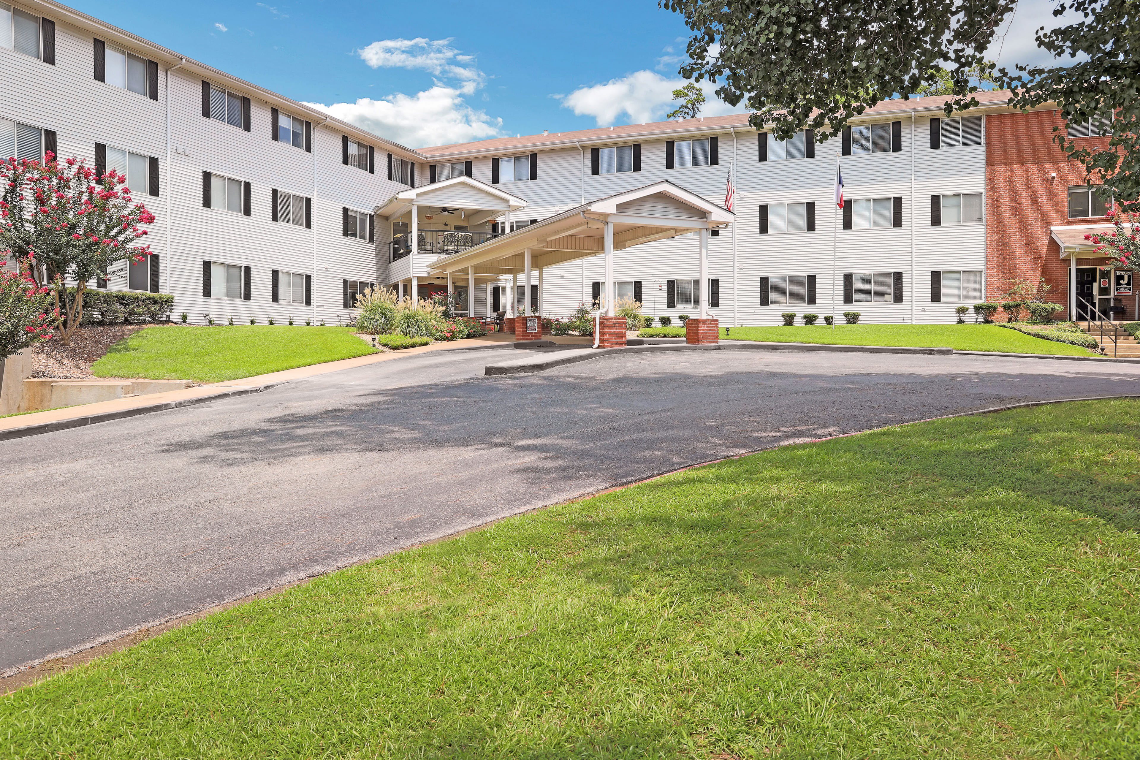 Colonial Village Retirement - Longview | A Place for Mom